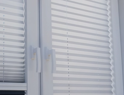 Rolety plisowane w oknach (plisy)